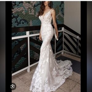 Elegant Ivory Lace Evening Gown